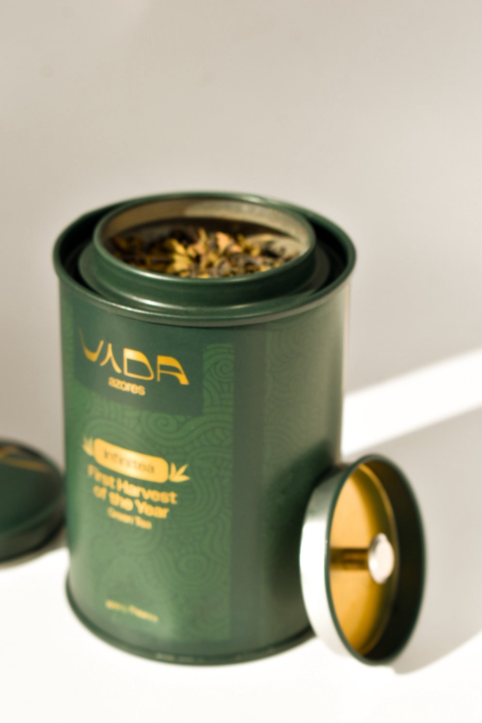 Tin and gold lid